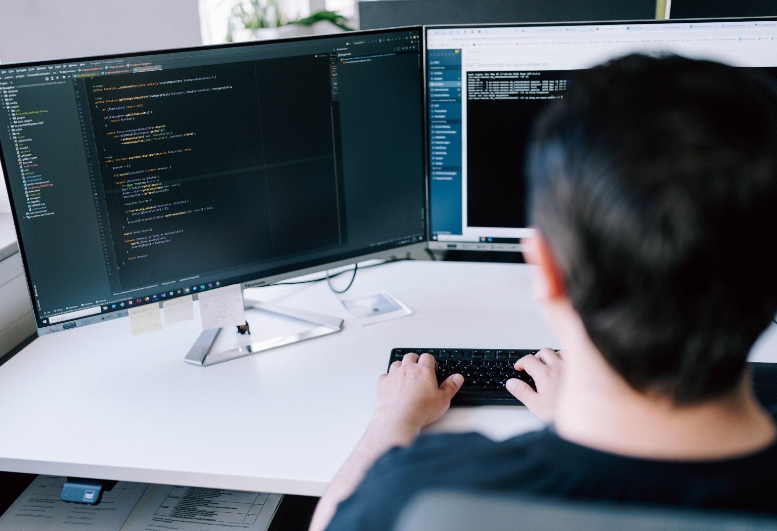 Internetagentur-hd Ein Mann sitzt an einem Schreibtisch mit zwei Monitoren, der in einer Internetagentur arbeitet.