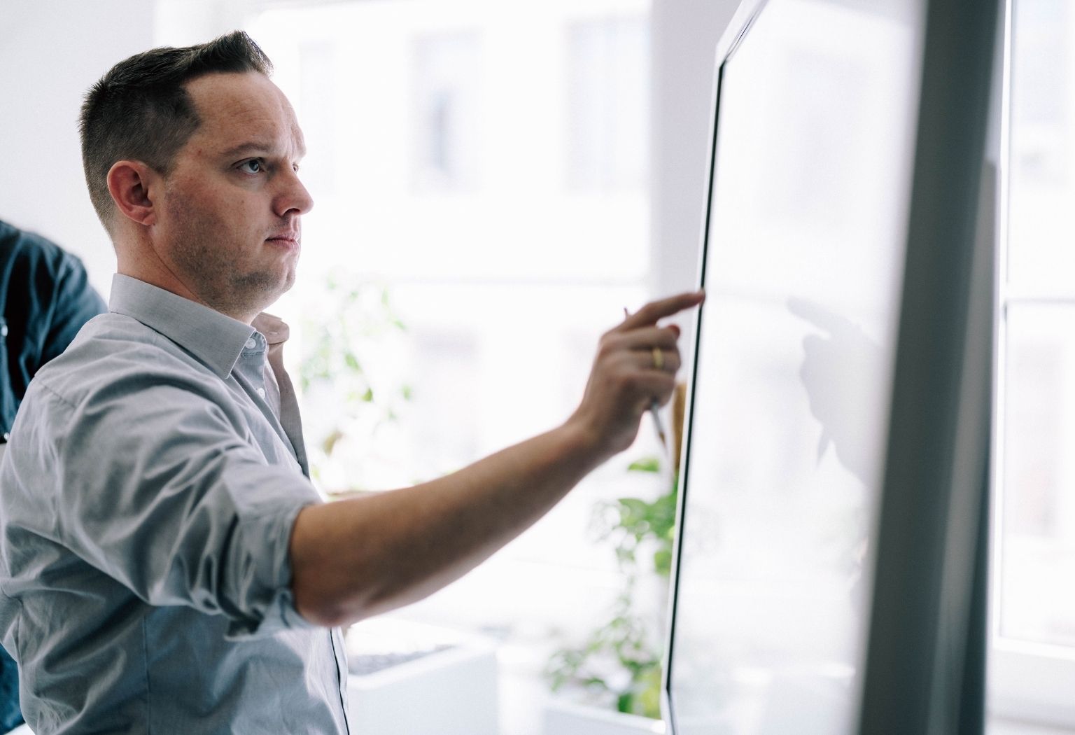 Internetagentur Zwei Männer stehen vor einem Whiteboard und arbeiten an einem Projekt für die Internetagentur.