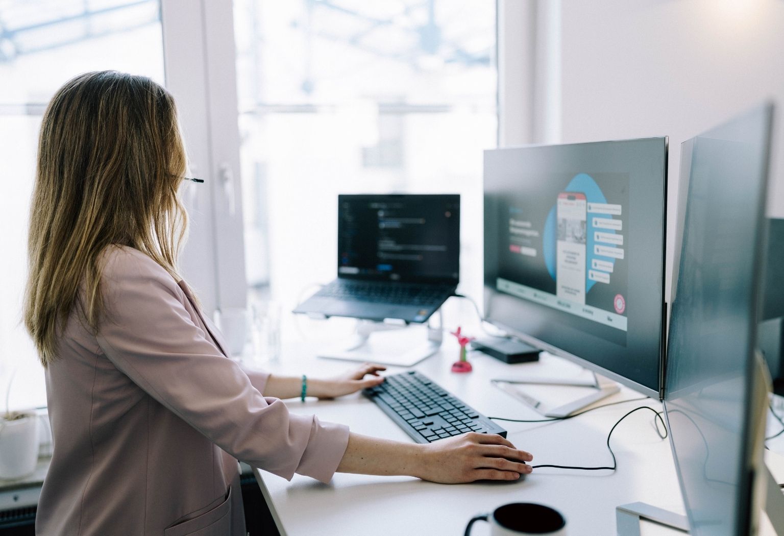 e-commerce-web Eine Person arbeitet konzentriert an einem Computer und analysiert E-Commerce-Daten in einem modernen Büro.